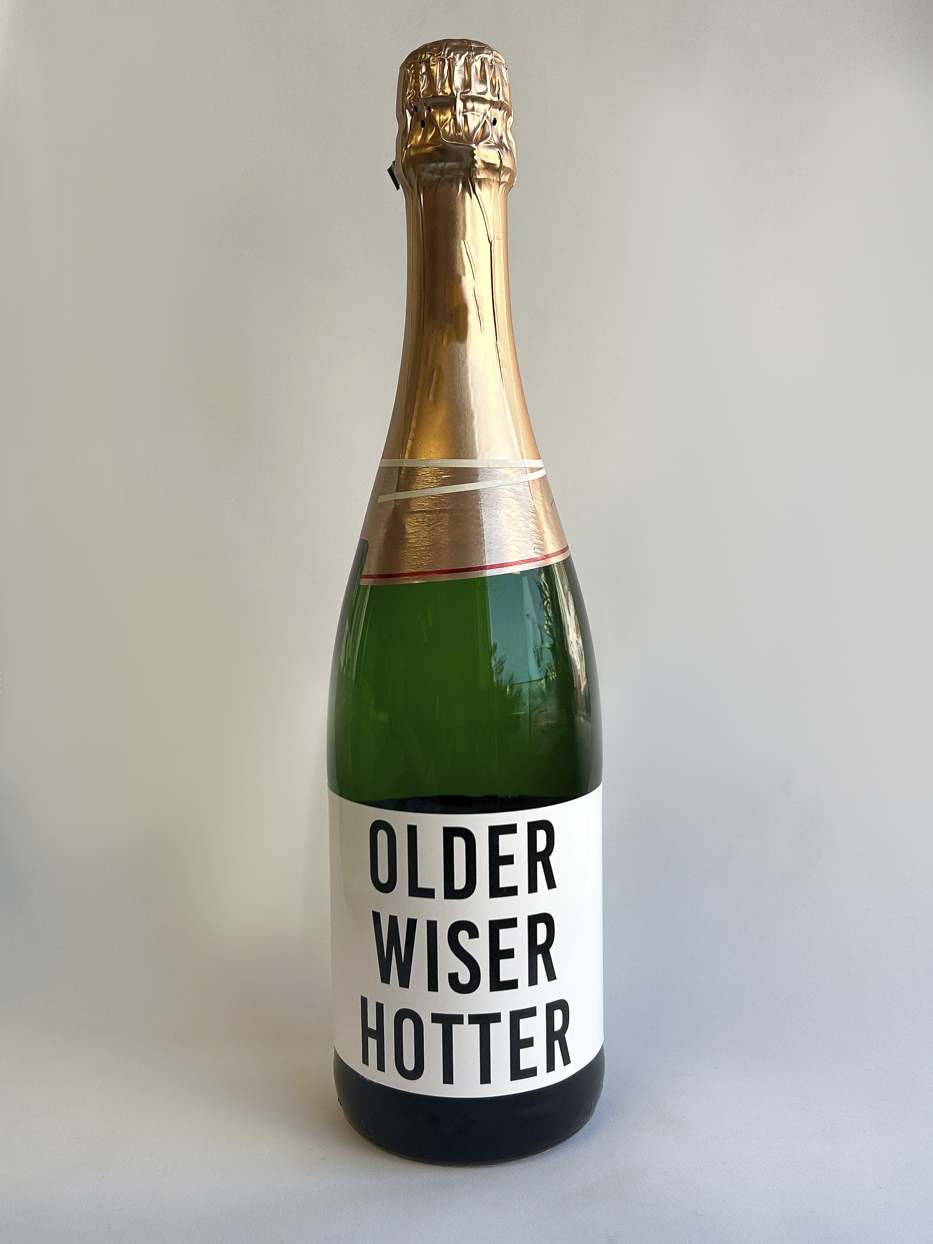 Flaschensticker "Older Wiser Hotter" Schwarz Quer (12x8cm)